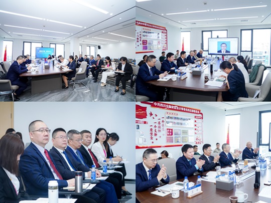 3-会议现场拼图.jpg